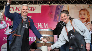 OB Matthias Steffan und Conny Clark schaffen den Fassbieranstich mit zwei Schlägen.