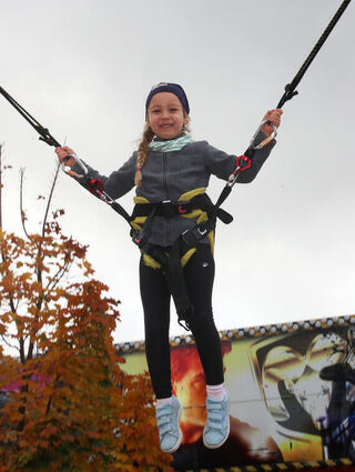 Mathilde (4) springt Trampolin und kann das ganz klasse.