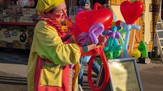 Ballonkunst: Clown Klinki hatte beide Hände voll zu tun gestern Abend.