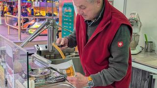Süße Versuchung: Kurt Spangenberger bei der Zubereitung seiner Churros.