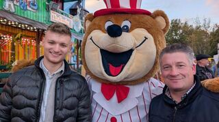 Engagiert für die Messe: Patrick Barth und Tilo von Olnhausen, Vorsitzender und Stellvertreter des Speyerer Schaustellerverbandes, mit dem Messebär.