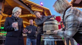 Läuft: Anja Ruppert-Keller (r.) schlägt im Beisein von OB Stefanie Seiler (l.) das Fassbier an.