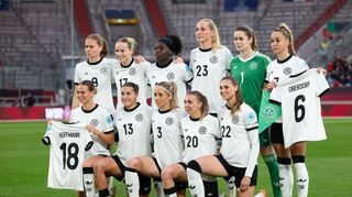 Das DFB-Team erinnerte vor dem Spiel auch an die verletzten Lena Oberdorf und Giovanna Hoffmann.