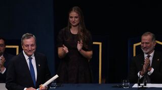 Die Kronprinzessin applaudierte dem Ex-EZB-Präsidenten Draghi.