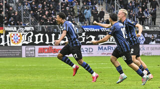 Waldhofs Samuel Abifade (Nr.17) jubelt nach seinem Treffer zum 1:1 Ausgleich beim Spiel in der 3. Liga, SV Waldhof Mannheim - TSV 1860 Muenchen.