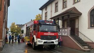 Die Feuerwehr organisiert praktische Übungen auf dem Schulhof.