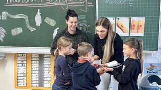 In einem Workshop erfahren die Schüler mehr über Wunden und wie diese richtig versorgt werden.