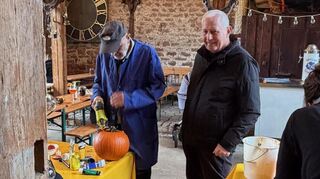 Der Heimat- und Kulturkreis im Einsatz: Gründungsmitglied Walter Etzler und Vorsitzender Udo Weis.