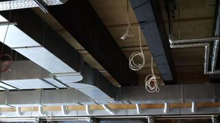 Die Decke im Foyer lässt noch auf sich warten.