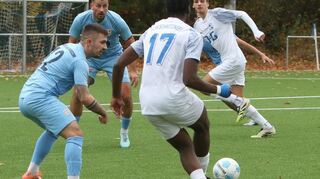 Der Schwetzinger Desmond Okoye (vorne) im Vorwärtsgang - von hinten bestaunt vom SV-98-Torschützen Janis Burosch.