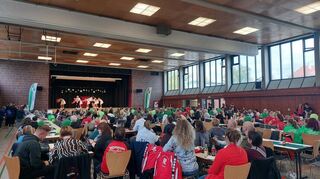 Volles Haus in der Kurpfalzhalle beim vierten Gardeball des CC Grün-Weiss Oftersheim.