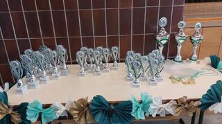 Etliche Pokale werden bei der Siegerehrung verteilt.