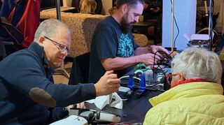 Während die Experten bei der Reparatur unterstützen, konnten es sich die Besucher in der Sofaecke bequem machen