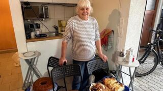 Angelika Feurig versorgte mit selbstgebackenem Kuchen und Getränken.
