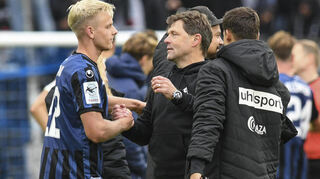 Janne Sietan (links) klatscht mit Luc Holtz (Mitte) ab: Beide wissen, was sie aneinander haben.