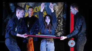 Jonano (Jonas Bierlein, v.l.), Iramus (Andreas Bierlein), Zuschauerin Jana Scherer und Marlini (Marlon Bierlein) bei einem Spiegeltrick.