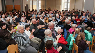 Die Gäste im ausverkauften Gemeindezentrum sind begeistert von der Zaubershow.