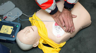 Ein Rettungssanitäter demonstriert eine Herzdruckmassage. Der Herztag soll dazu beitragen, dass nicht so weit kommt.
