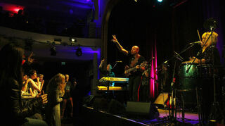 Die Fans feiern Shakatak. Seit 45 Jahren auf der Bühne und zum dritten Mal in Schwetzingen: Bandleader und Keyboarder Bill Sharpe (v.l.), Bassist George Anderson, Sängerin Jill Saward und, nicht im Bild, Schlagzeuger Roger Odell und Gitarrist Keith Winter.