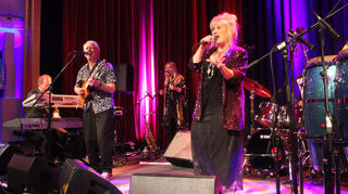 Begeistern ihre Fans seit 45 Jahren: Bill Sharpe (v. l.), Gitarrist Keith Winter, Sängerin Jill Saward (r.), Bassist George Anderson und Schlazeuger Roger Odell (beide nicht im Bild). Mit dabei Backgroundsängerin Jacqui Hicks (hinten).