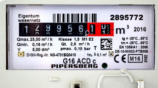 Der Zähler einer Gasheizung im Keller eines Bürogebäudes (Symbolbild).