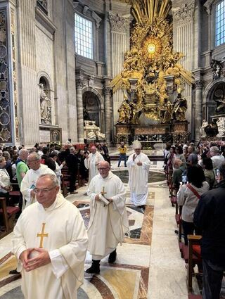 Beim Gottesdienst im Petersdom sind hinten Weihbischof Otto Georgens und Bischof Karl-Heinz Wiesemann zu sehen.