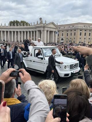 Papst Leo XIV. fährt im Papamobil über den Petersplatz und grüßt die Pilger aus Speyer.