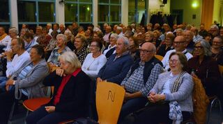 Das Schmunzeln bleibt über das Konzert der Ron Prinz Kombo hinaus in den Gesichtern.