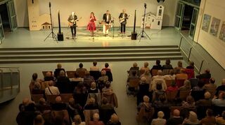 In der Aula der Lußhardtschule werden die Besucher mit viel Spaß belohnt.