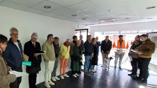 Das Geschäft „frjor Store“ ist klein. Die Wand wird durch eine Glasfassade zum Durchgang hin ersetzt.