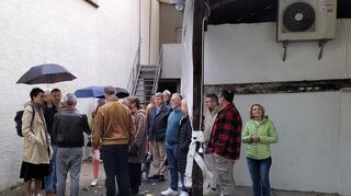 Die Gruppe hinter dem schmalen Durchgang. Die Stahltreppe im Hintergrund kommt weg und wird versetzt.