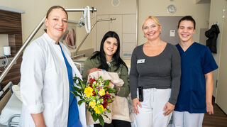 Oberärztin Dr. Kerstin Kowald (v.l.), Mama Michelle mit Baby Mika, Oberärztin Dr. Sandra Holz und Hebamme Claire Mehnert.