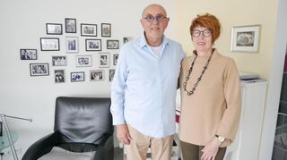 Siegfried und Kerstin Braun in ihrer Wohnung in Speyer vor alten Familienbildern: Beide haben in dritter Generation das Friseurhandwerk in Oftersheim über viele Jahrzehnte geprägt.