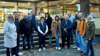 Der Vorstand und die Gemeinderatsfraktion der CDU Hockenheim vorm Eingang des Aquadroms. Ihre erarbeiteten acht Anträge an die Verwaltung betreffen sowohl das aktuelle Freizeitbad als auch einen möglichen Neubau.