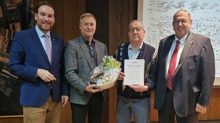 Andreas Sturm (v.l.), Thomas Birkenmaier, und Dr. Karl A. Lamers (r.) ehren Werner Schwesinger (2. v.r.) für 50 Jahre Mitgliedschaft in der CDU.