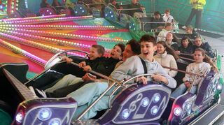 Alle haben Spaß im „Starlight-Express“ auf der Kerwe in Schwetzingen.
