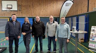 Tipps von Polizei und Verkehrswacht für mehr Sicherheit: Bürgermeister Matthias Beck (v. l.), Polizeikommissarin Monika Schlierenkamp, Gemeinderat Fritz Rösch, Reiner Ueltzhöffer (Verkehrswacht) und DJK-Vorsitzender Siegfried Kahl.