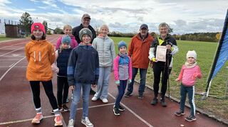 Prof. Hans-Peter Hammes (3. v. r.) leitet auf der Tartanbahn der DJK das Programm 3.000 Schritte für mehr Gesundheit, das auch junge DJK-Leichtathleten begleiten.