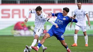David Mamutovic (l.) - hier gegen den Alzenauer Ahmet Ayguel - trifft zum wichtigen 1:0 des SV Sandhausen.