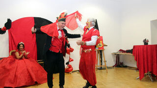 Da lacht nicht nur Shiva I. : Norbert Reinmuth umtanzt verführerisch Sitzungspräsident Andreas Schwenn.