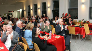 Der KC Phoenix kann viele Gäste begrüßen, so auch Oberbürgermeister Matthias Steffan (r. vorne).