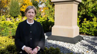 Maike Kohl-Richter am neu gestalteten Grab ihres verstorbenen Mannes Helmut Kohl im Speyerer Adenauerpark.