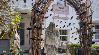 Wie jedes Jahr hat Familie Christmann wieder rechtzeitig vor Halloween rund um ihr Haus alles halloweenmäßig mit neuen Ideen geschmückt.