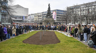 Gebete nach der Amokfahrt bei einer Gedenkminute am Paradeplatz in Mannheim.