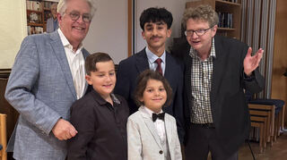 Verleger Wolfgang Schröck-Schmidt (von links), die Musiker Gioele Infurna, Anselm Inselmann und Arjun Mukkhopadhyay, gemeinsam mit Autor Frank Bürger