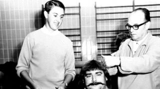 Siegfried Braun (l.) frisiert 1966 mit seinem Vater Hugo einen Darsteller des großen Jubiläums-Umzuges zum 1.200 Geburtstag von Oftersheim.