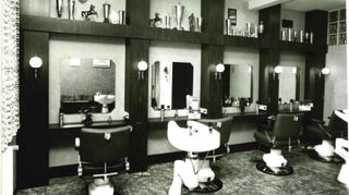 Der Herrenbereich im Salon Braun nach der ersten großen Renovierung 1976. An der Wand zahlreiche Pokale von Siegfried Braun.