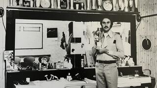 Siegfried Braun im Jahr 1973 mit einem weiteren Pokal für seine große Sammlung.