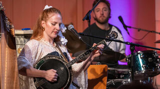Lisa Canny begeistert mit ihrer Stimme und am Banjo.