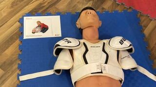 Mit dieser Puppe können Teilnehmer das Reanimieren üben.